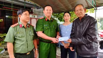Thăm hỏi, động viên gia đình cán bộ Công an tỉnh Đắk Lắk có thân nhân thiệt mạng trong đợt lũ lụt