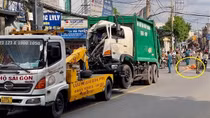 Xe cứu hộ kéo xe rác từng xảy ra va chạm chết người lại cán chết người