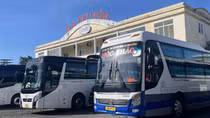 Chuyển tải bằng ô tô cho gần 1.000 hành khách tàu Thống Nhất qua đoạn đường sắt sạt lở