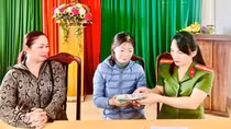 Rưng rưng nhận lại 100 triệu đánh rơi khi vừa vay của ngân hàng