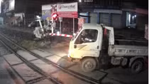 Không chấp hành tín hiệu biển báo, tài xế xe tải "cố" vượt đâm hỏng gác chắn tàu
