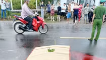 Vướng vào dây điện ngang đường, người đàn ông chạy xe máy tử vong