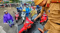 Hình ảnh làm ấm lòng người dân trên đường phố Thủ đô giữa ngày mưa bão