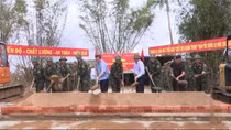Ra quân xây dựng nhà ở cho người dân ở Đắk Lắk bị sập đổ nhà do lũ lụt