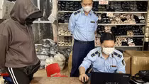 Kiểm tra 14 điểm kinh doanh hàng hóa giả mạo nhãn hiệu thế giới tại Chợ Nhà Xanh, Hà Nội