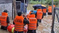 Lũ cô lập nhiều khu vực dân cư, Công an Đà Nẵng xuyên đêm cứu dân