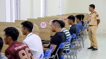 Việc kiểm tra kiến thức để phục hồi điểm giấy phép lái xe được thực hiện như thế nào?
