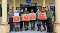 Tiếp tục chuyển quà của Bộ Công an đến với bà con, cán bộ chiến sĩ vùng lũ