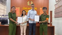 Du khách Canada cảm ơn Công an phường truy bắt nhanh 2 tên cướp