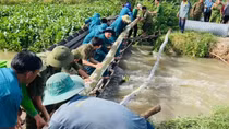 Dầm mình khắc phục hậu quả do mưa dông và lũ tràn về nhanh ở Tây Ninh