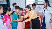 Khám sức khỏe và trao quà cho học sinh nghèo Vĩnh Tường