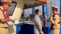 CSGT đồng loạt kiểm tra xử lý hành vi vi phạm của các phương tiện thủy nội địa
