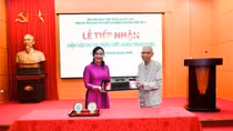 Khu Di tích Phủ Chủ tịch tiếp nhận hiện vật do người cận vệ của Bác Hồ trao tặng