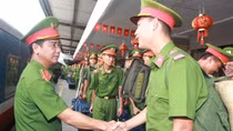 Hân hoan đón đoàn CBCS miền Nam ra huấn luyện diễu binh