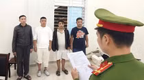 Khởi tố 4 đối tượng khống chế, bắt giữ trái phép con bạc
