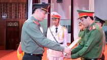Khen thưởng các đơn vị triệt phá đường dây đánh bạc do người Trung Quốc cầm đầu