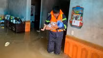 Công an Hà Nội cùng nhân dân gia cố đê chống lũ