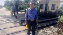 Nhân viên đường sắt bất chấp hiểm nguy cứu người thoát chết trong gang tấc