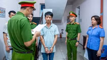 Khởi tố, bắt tạm giam tài xế xe đầu kéo tông 2 người tử vong