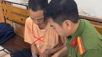Tạm giữ ông bố xích chân, trói tay, dùng xe máy kéo con trên đường