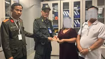 Nữ hành khách đánh rơi lắc vàng tại sân bay Phú Bài vui mừng nhận lại tài sản