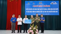 Về khu Định Hoá sinh hoạt chính trị và tặng quà cho người nghèo, gia đình chính sách