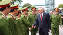 Phó Thủ tướng Thường trực Nguyễn Hòa Bình giao nhiệm vụ cho lực lượng Cảnh sát phòng chống tội phạm về môi trường