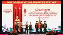 Công ty tư vấn và dịch vụ Viettel đón nhận Huân chương Lao động hạng Nhì