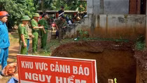 Công an xã Mường Hoa di dời khẩn cấp người dân khỏi khu vực sạt lở nguy hiểm