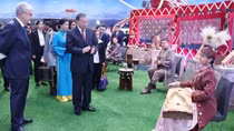 Tổng Bí thư Tô Lâm trải nghiệm phong tục truyền thống của Kazakhstan
