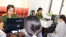 Nữ cán bộ Công an tỉnh cực Nam Tổ quốc sẵn sàng thực hiện nhiệm vụ tại địa bàn cơ sở