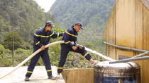 Lặng thầm những bước chân chở nước lên non