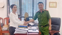 Công an xã hỗ trợ người dân nhận lại gần 500 triệu đồng do chuyển khoản nhầm