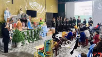 Hơn 120 suất quà được trao tặng đến các trẻ mồ côi, khuyết tật