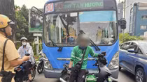 Tài xế xe buýt dùng gậy đánh tài xế xe ôm công nghệ vì... không nhường đường
