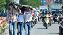 Miền Bắc ngày nắng rát chiều tối đổ mưa, TP Hồ Chí Minh mưa nhiều