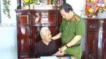 Công an Cà Mau thăm hỏi, tặng quà Mẹ Việt Nam Anh hùng
