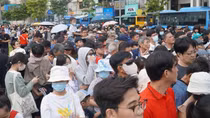 Cần tuân thủ quy tắc an toàn và tôn trọng những người xung quanh khi đi Metro