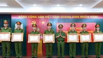 Trao Bằng khen của Chính phủ và cờ thi đua của Bộ Công an tặng các tập thể, cá nhân Trường Cao đẳng CSND II
