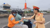 CSGT phát nước suối, khăn lạnh tặng người dân trên đường về quê nghỉ lễ