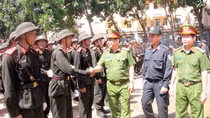 Đồng loạt bế giảng khóa huấn luyện chiến sĩ mới năm 2025