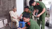 Công an ra đảo Cù Lao Chàm phục vụ dân làm căn cước