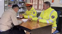 Tài xế ô tô tải chở đoàn khách du lịch trên thùng xe ở Mộc Châu khai gì?
