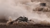 Xe tăng Israel bắn vào đám đông người Palestine, 59 người chết