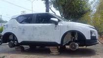 Ô tô điện bị trộm 4 bánh xe trong đêm