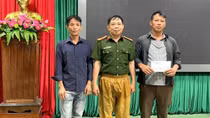 Tặng Bằng khen cho Trung tá Công an dũng cảm cứu người giữa sóng to gió lớn