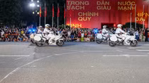 Người dân xem Cảnh sát biểu diễn siêu mô tô, nghe quân nhạc bên hồ Gươm