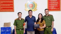 Hai cán bộ Công an nhặt được ví tiền, nhanh chóng xác minh trả lại cho người dân