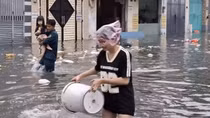 Cuộc sống đảo lộn sau cơn mưa lớn tại TP Hồ Chí Minh