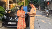 Nữ tài xế nói sơ suất để con gái trèo lên nóc khi xe đang chạy